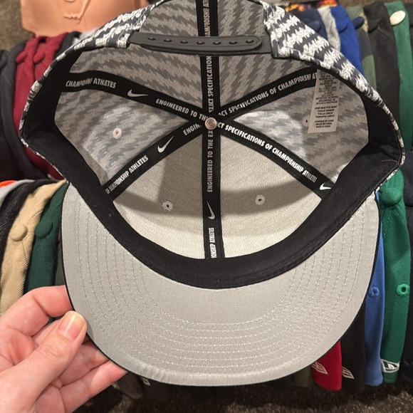 Nike Snap Back - Picture 3 of 3
